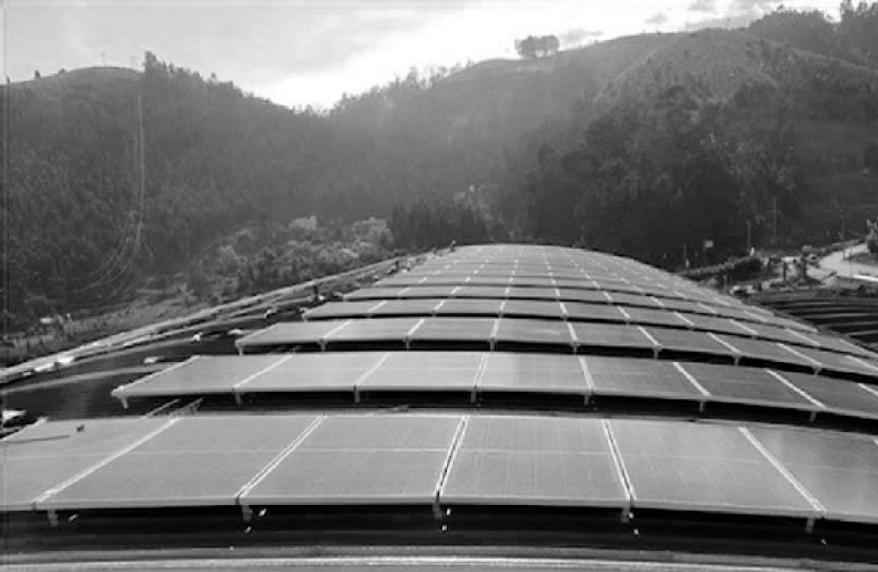 Una fotografía en blanco y negro de un techo con paneles solares.