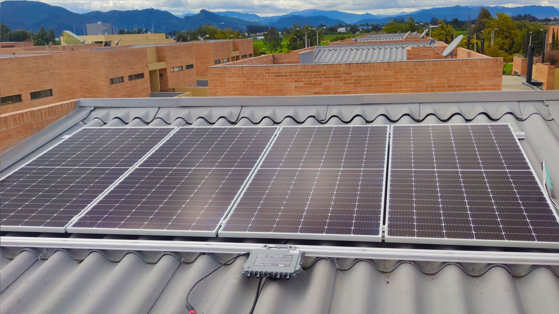 Un techo con muchos paneles solares.