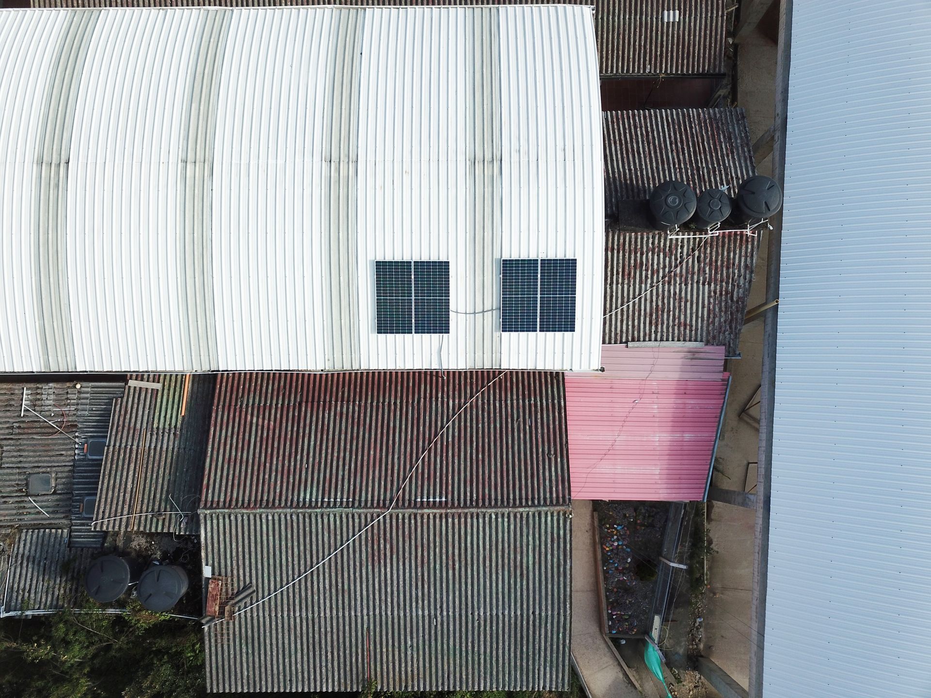 Una vista aérea de un edificio con un tanque rosa en el costado.