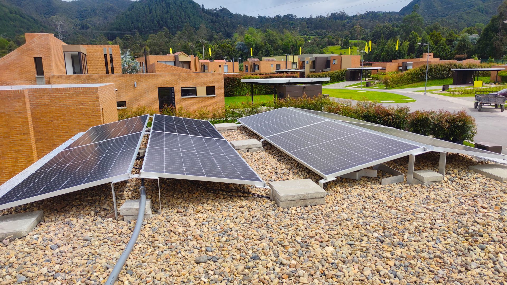 Una fila de paneles solares están colocados encima de un techo rocoso.