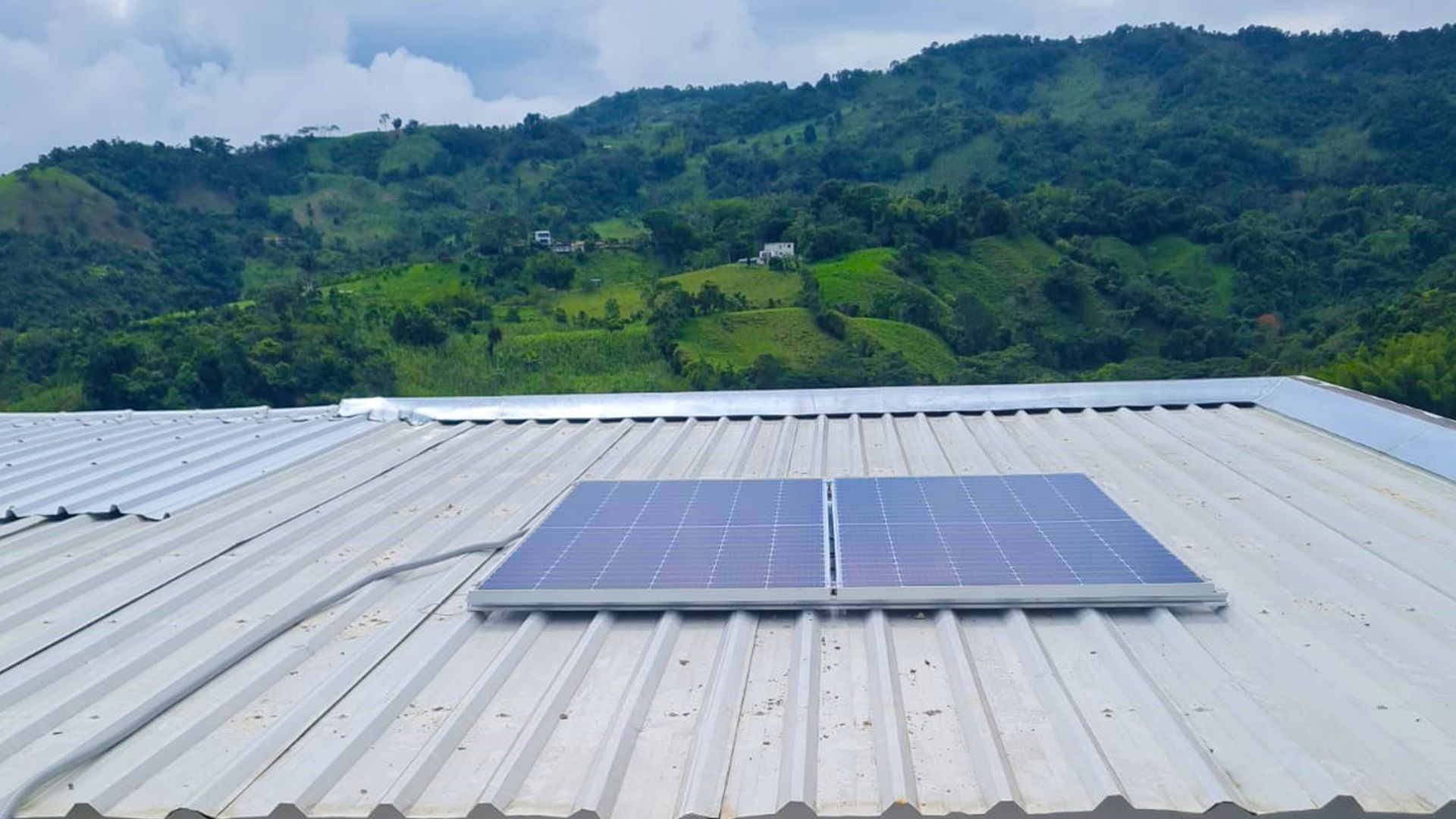 Un panel solar está montado en el techo de un edificio.