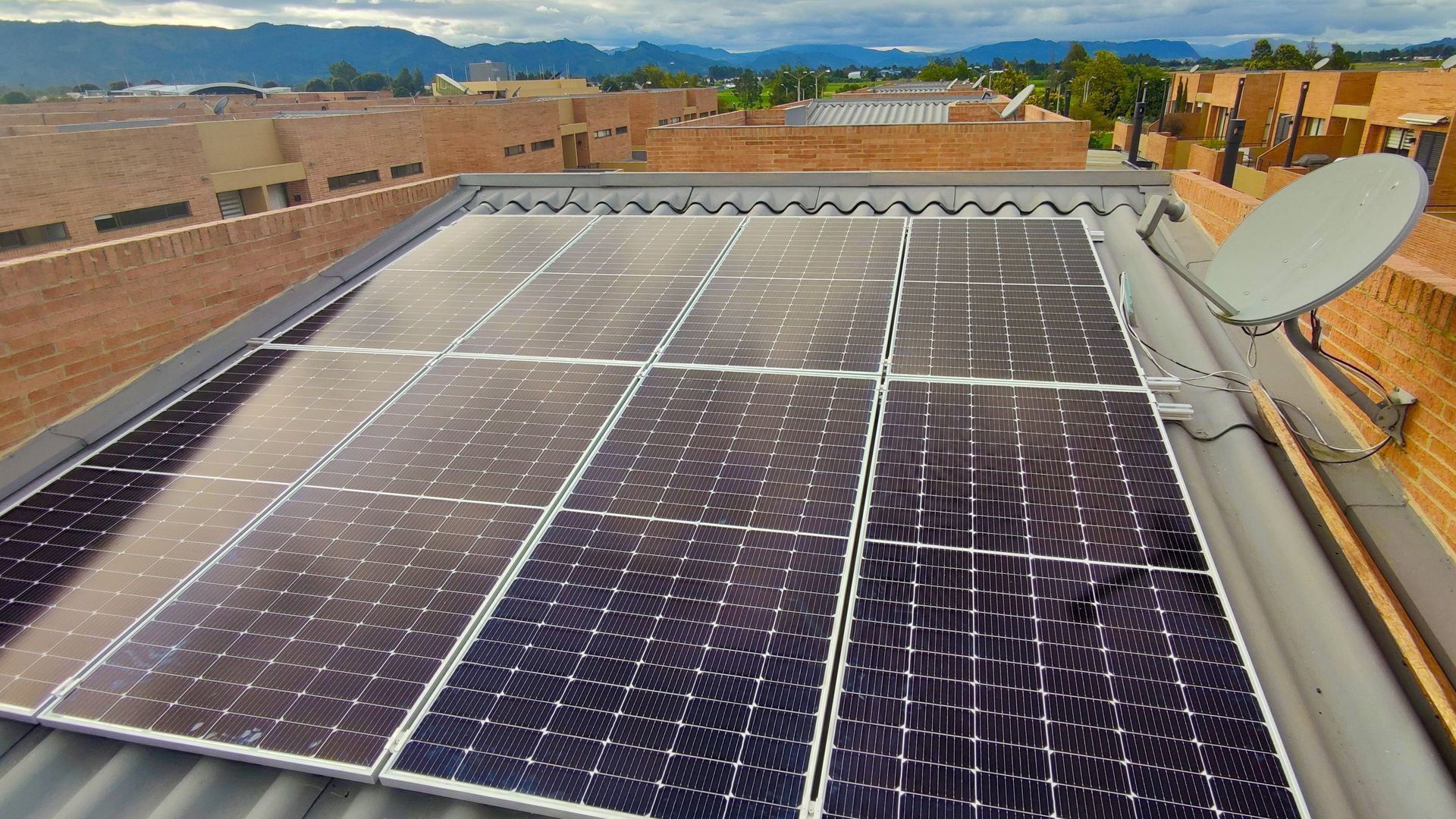 Un techo con paneles solares y una antena parabólica.