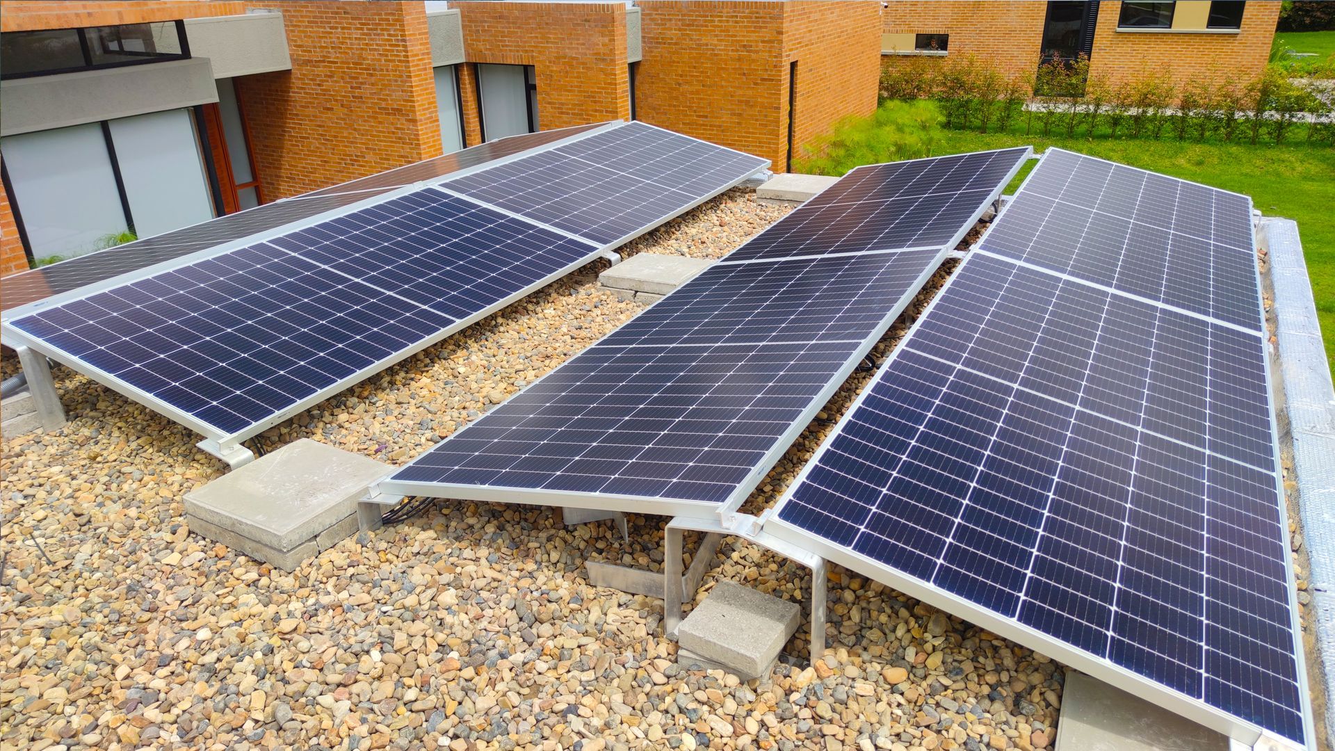 Una fila de paneles solares en el tejado de una casa.