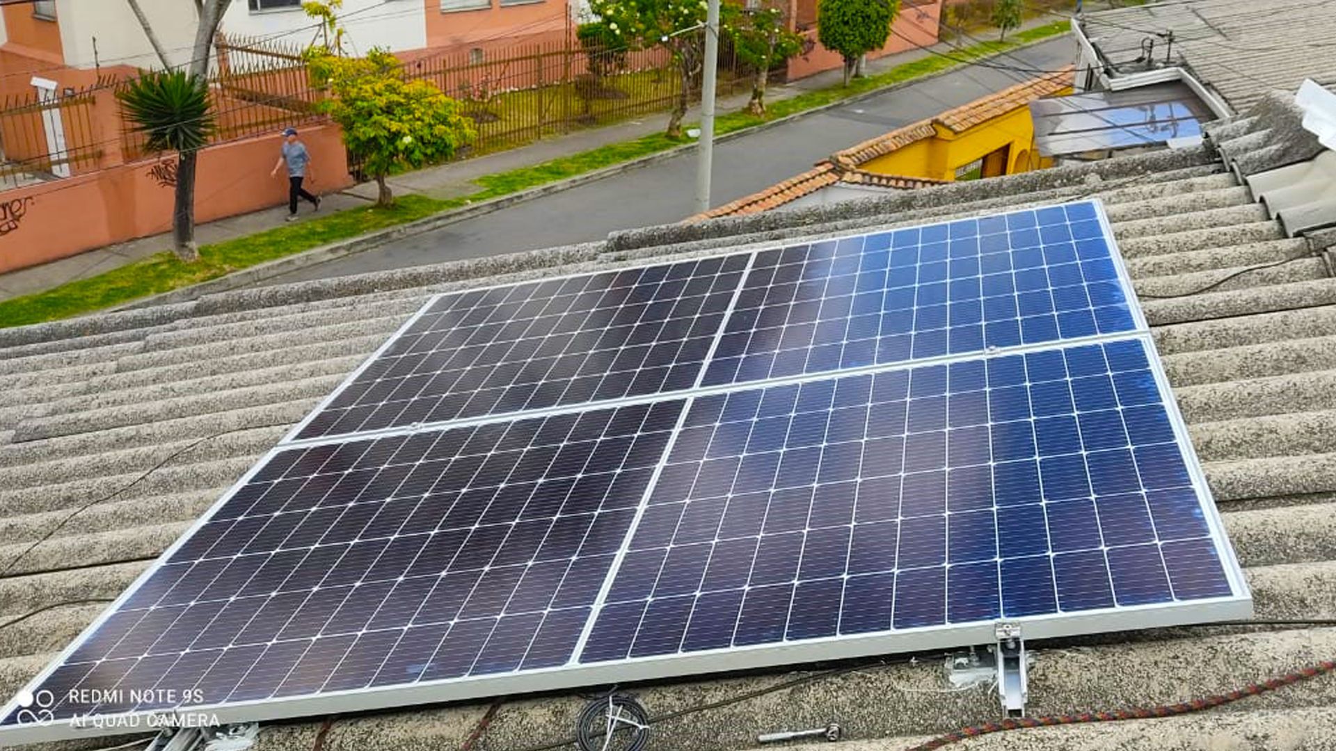 Un grupo de paneles solares están colocados encima de un techo.