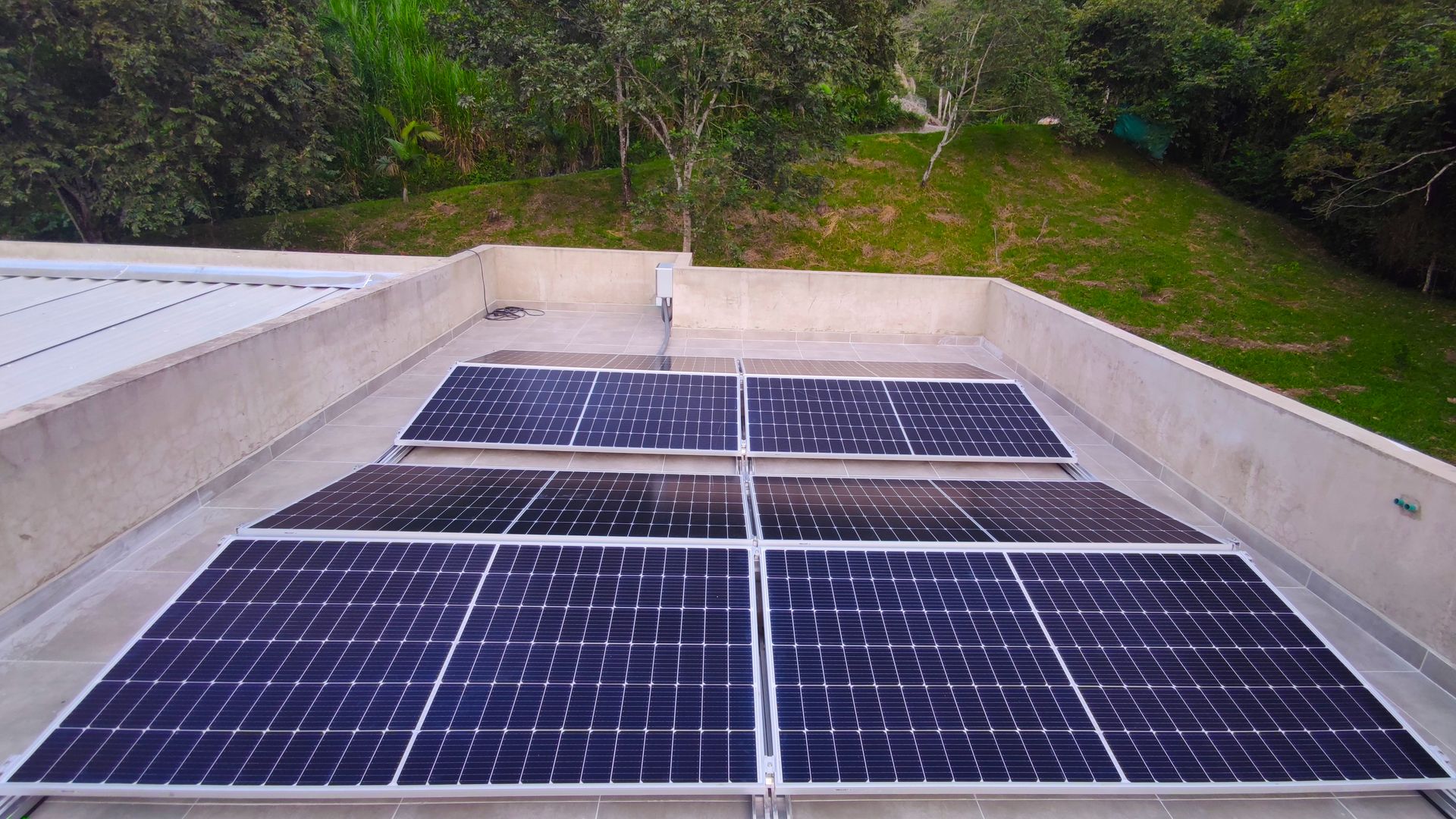 Hay muchos paneles solares en el tejado de un edificio.
