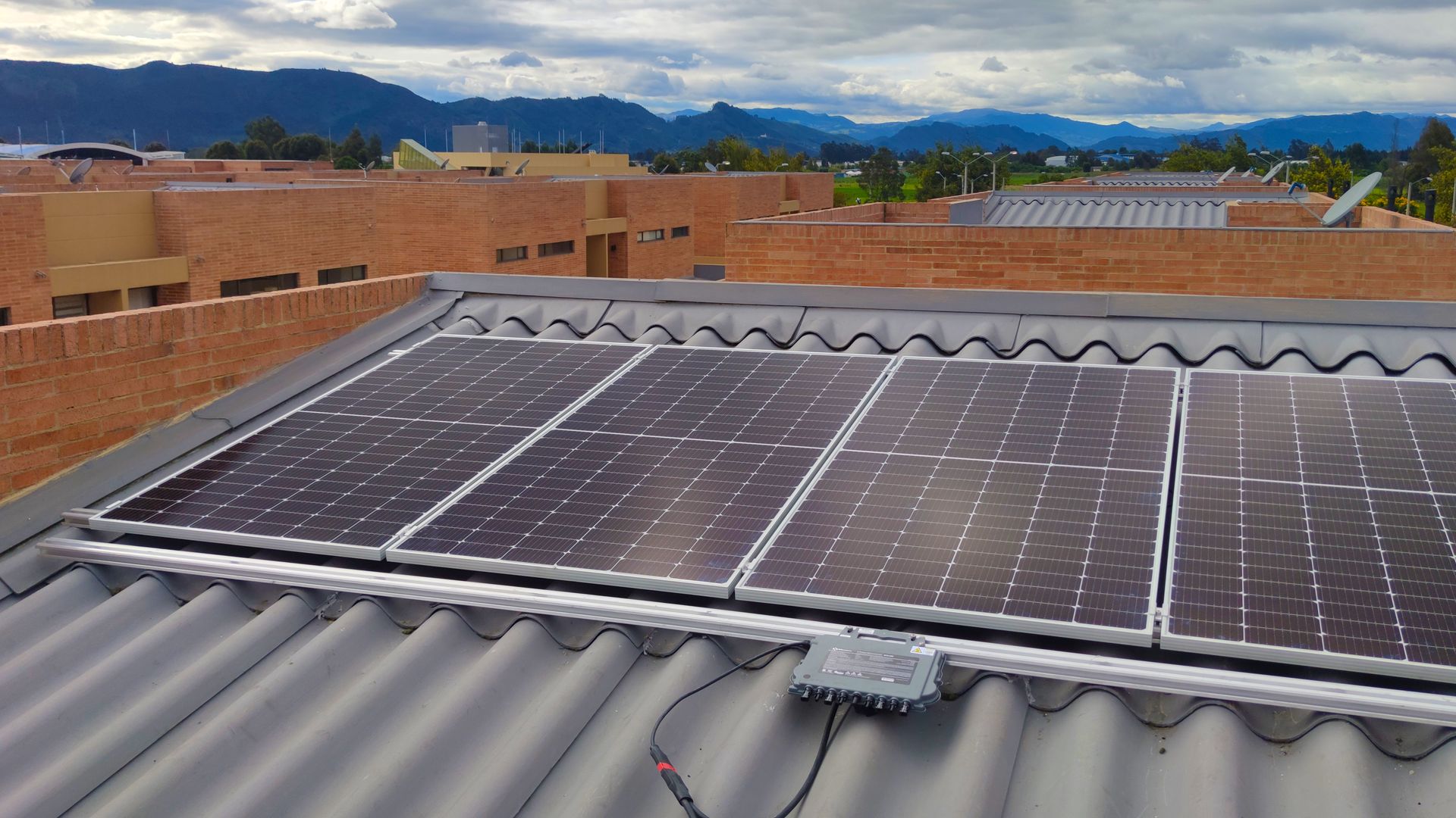 Un techo con muchos paneles solares.