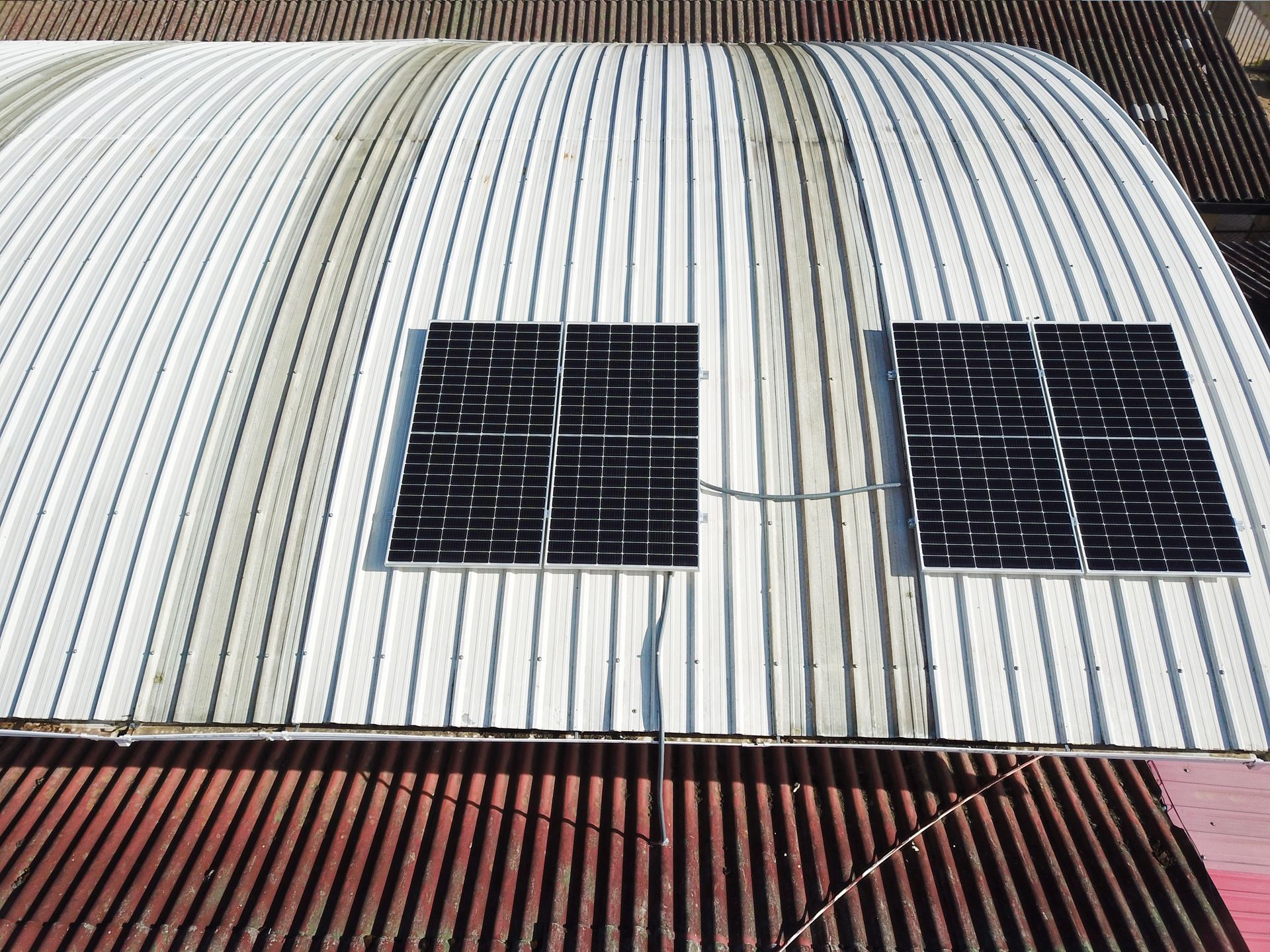 Hay dos paneles solares en el tejado de un edificio.