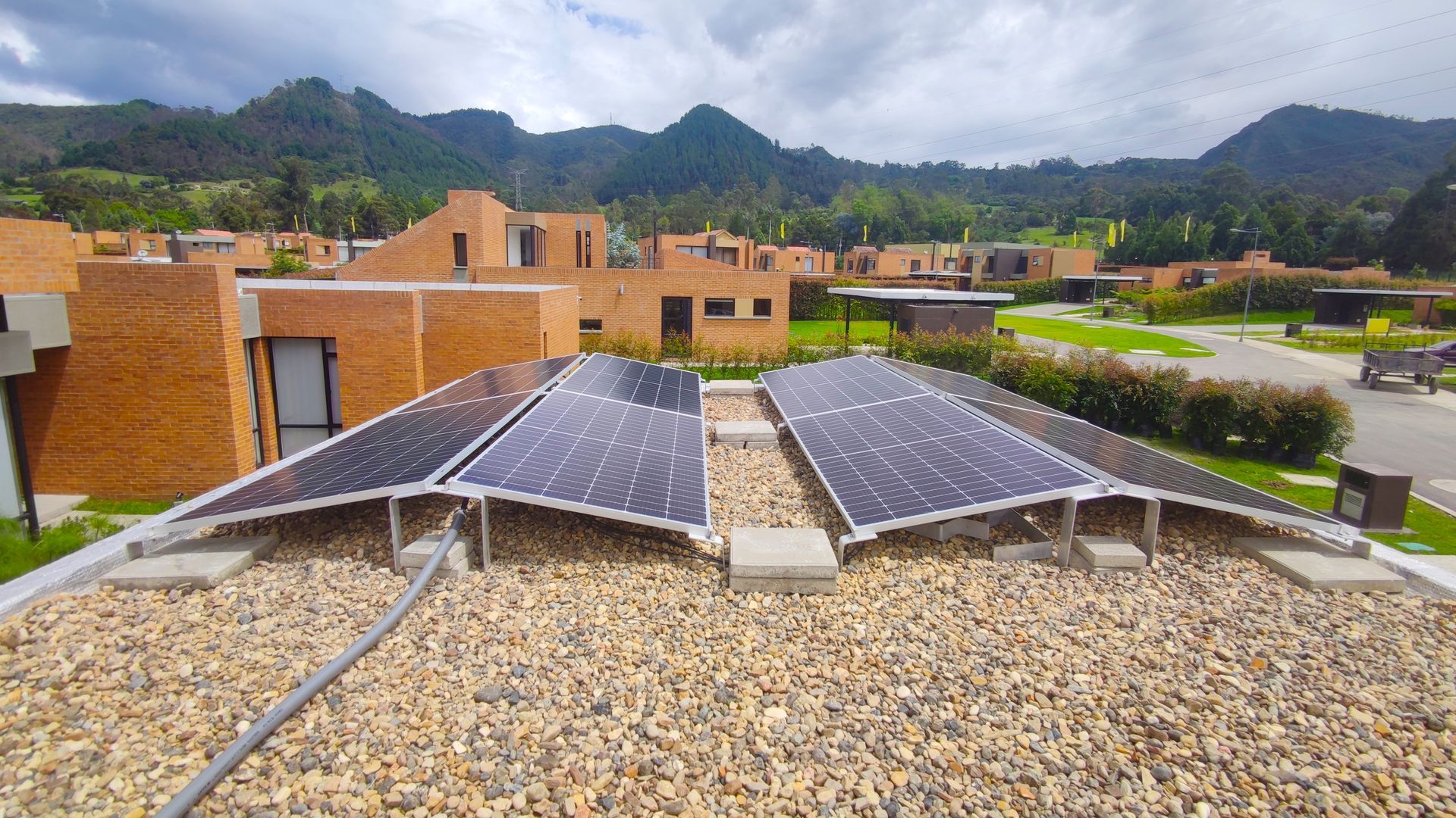 Un techo con muchos paneles solares.