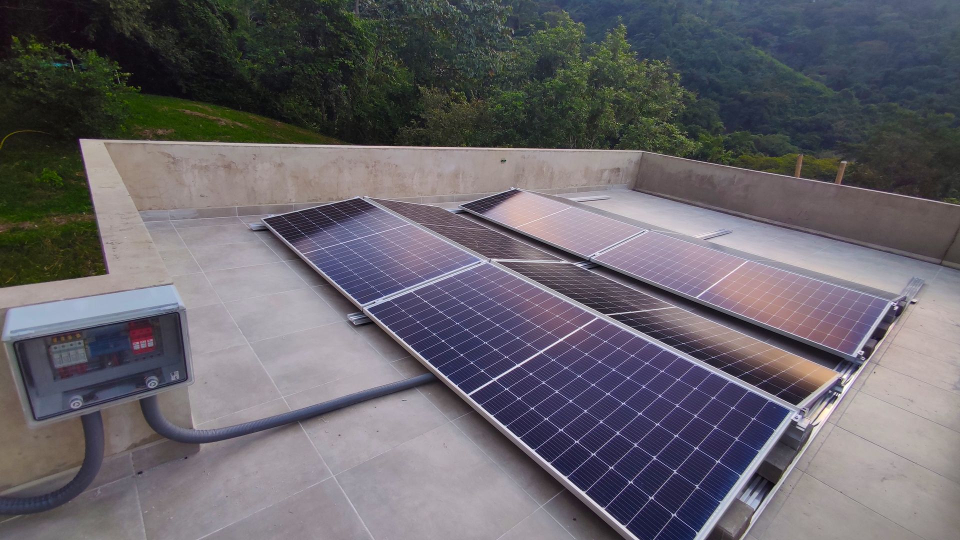 Hay muchos paneles solares en el tejado de un edificio.