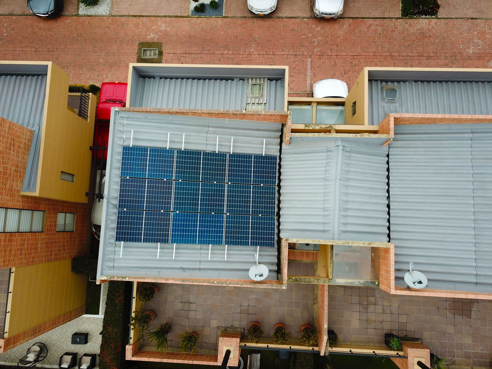 Vista aérea de una casa con paneles solares en el techo.
