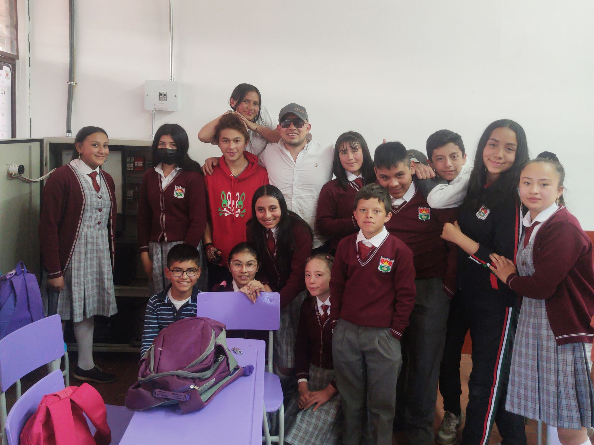Un grupo de niños posando para una fotografía en un aula.
