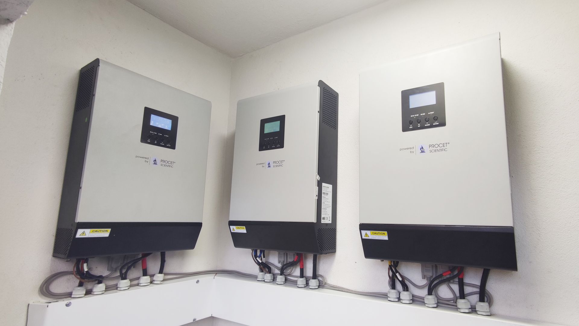 Hay tres inversores colgados en una pared de una habitación.