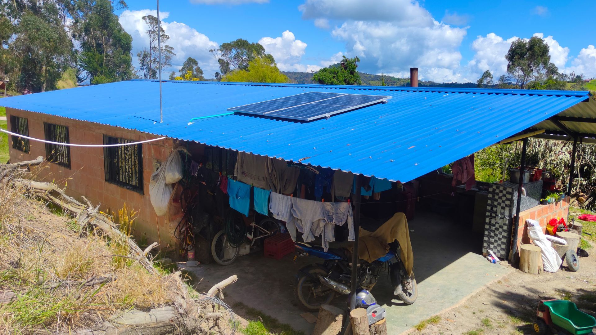 Una casa con techo azul y paneles solares.