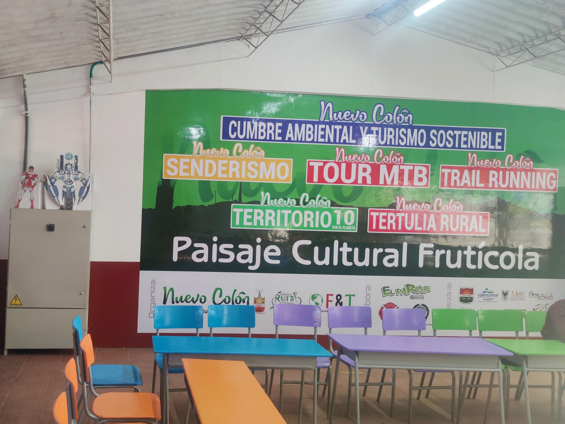 Un aula con un cartel que dice paisaje cultural fruticola