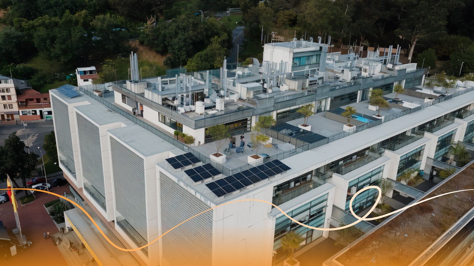 Una vista aérea de un gran edificio con paneles solares en el techo.