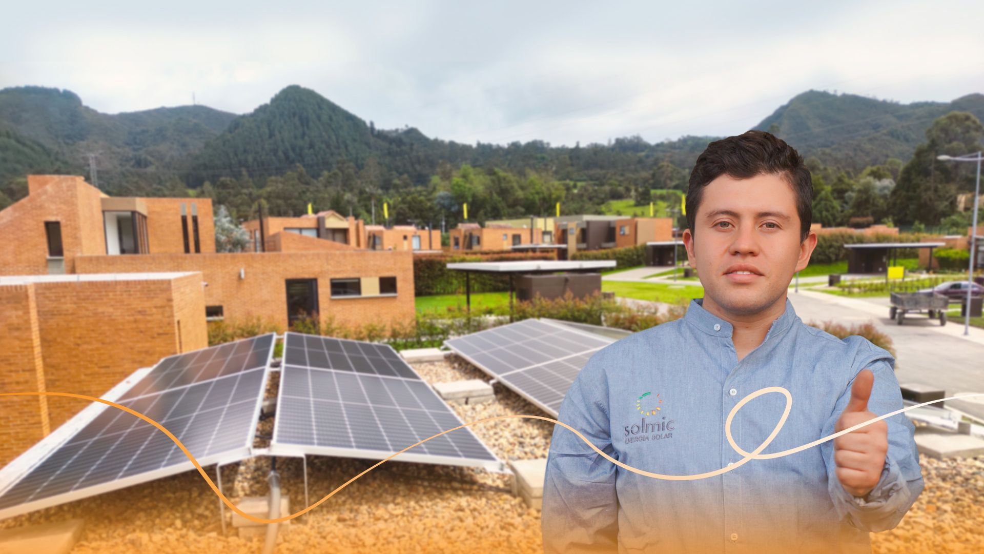Un hombre hace un gesto de aprobación con el pulgar frente a un panel solar.