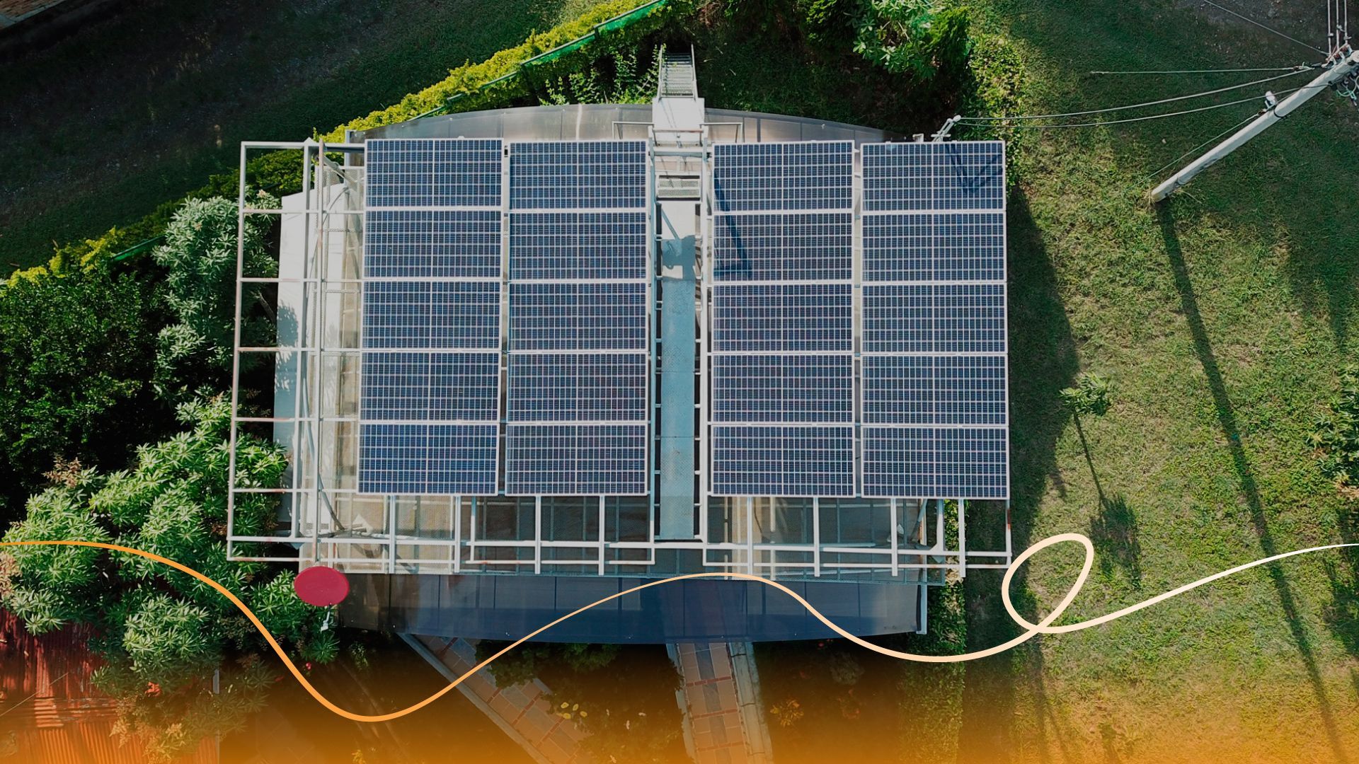 Una vista aérea de una casa con paneles solares en el techo.