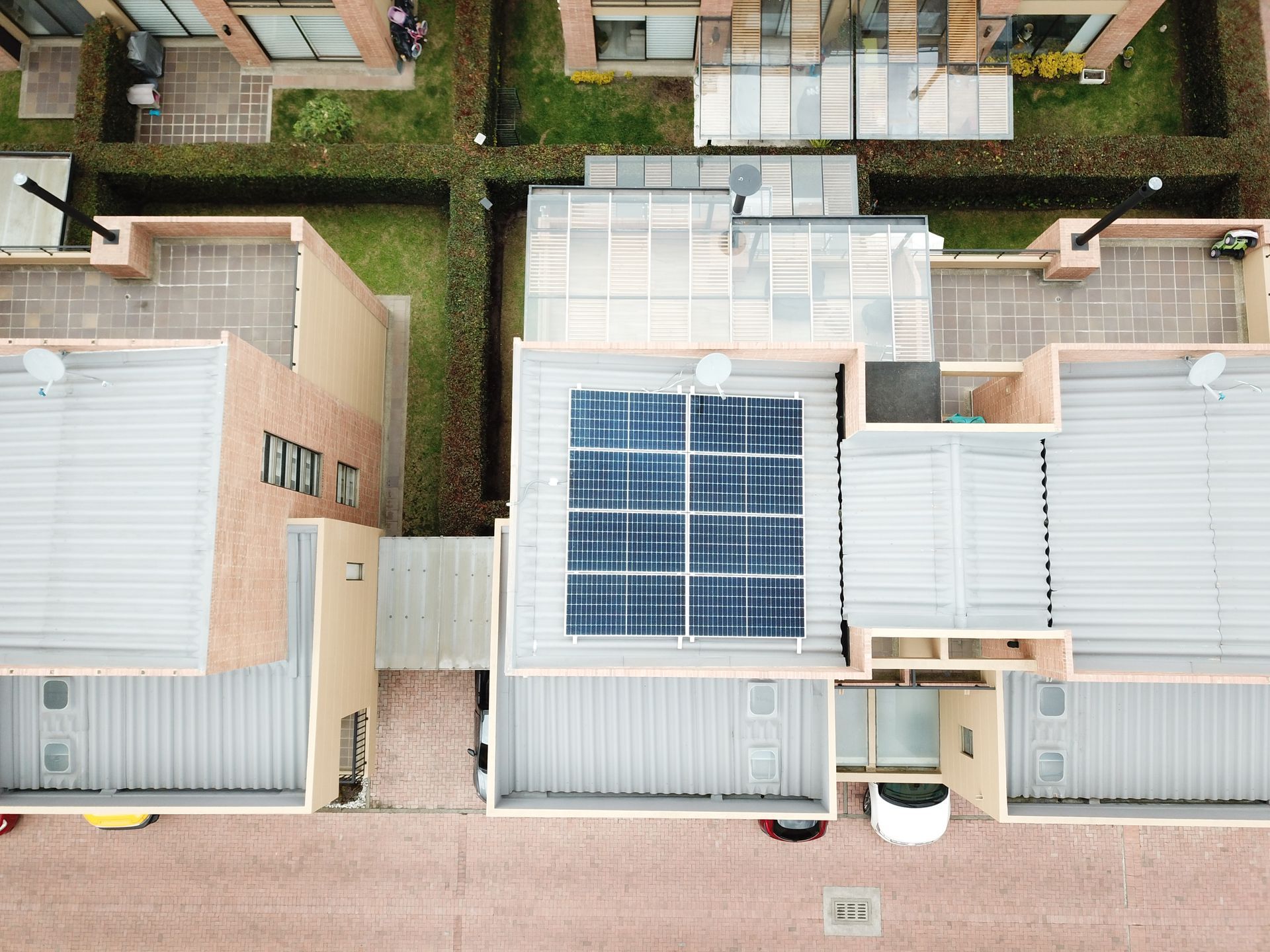 Vista aérea de una casa con paneles solares en el techo.