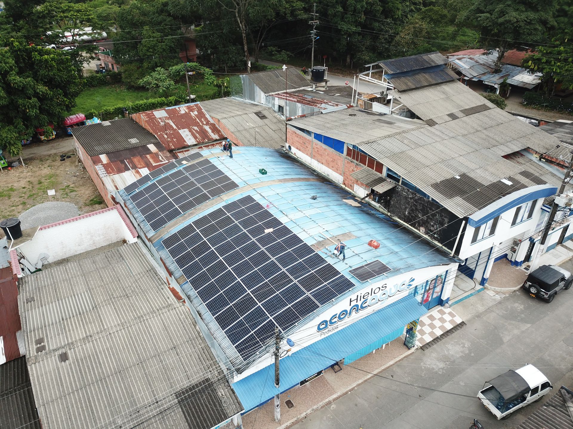 Una vista aérea de un edificio con paneles solares en el techo.