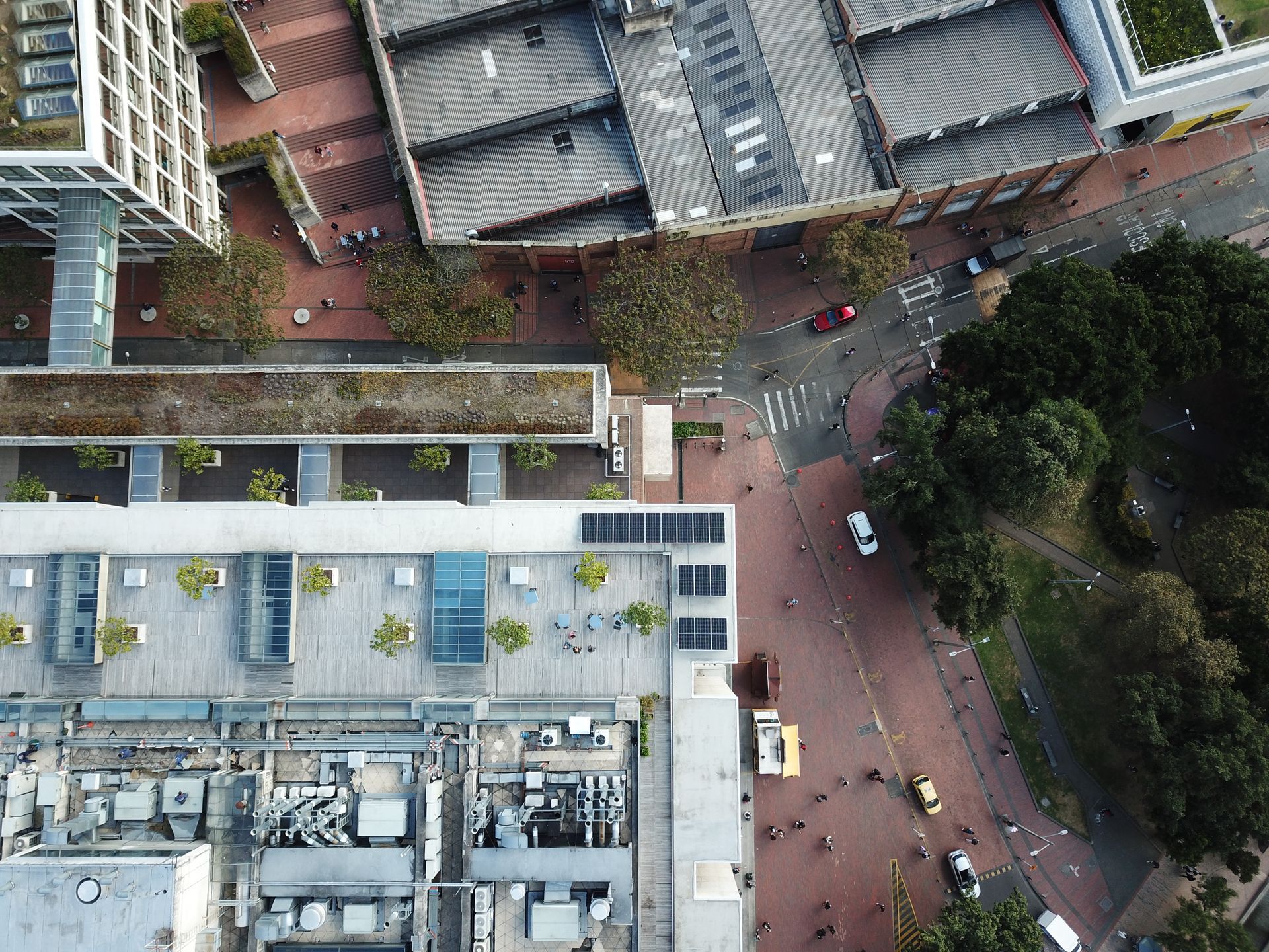 Una vista aérea de una ciudad con muchos edificios y árboles.