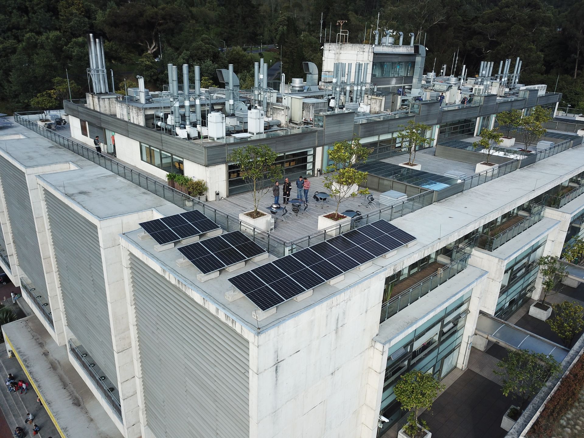 Una vista aérea de un edificio con paneles solares en el techo.