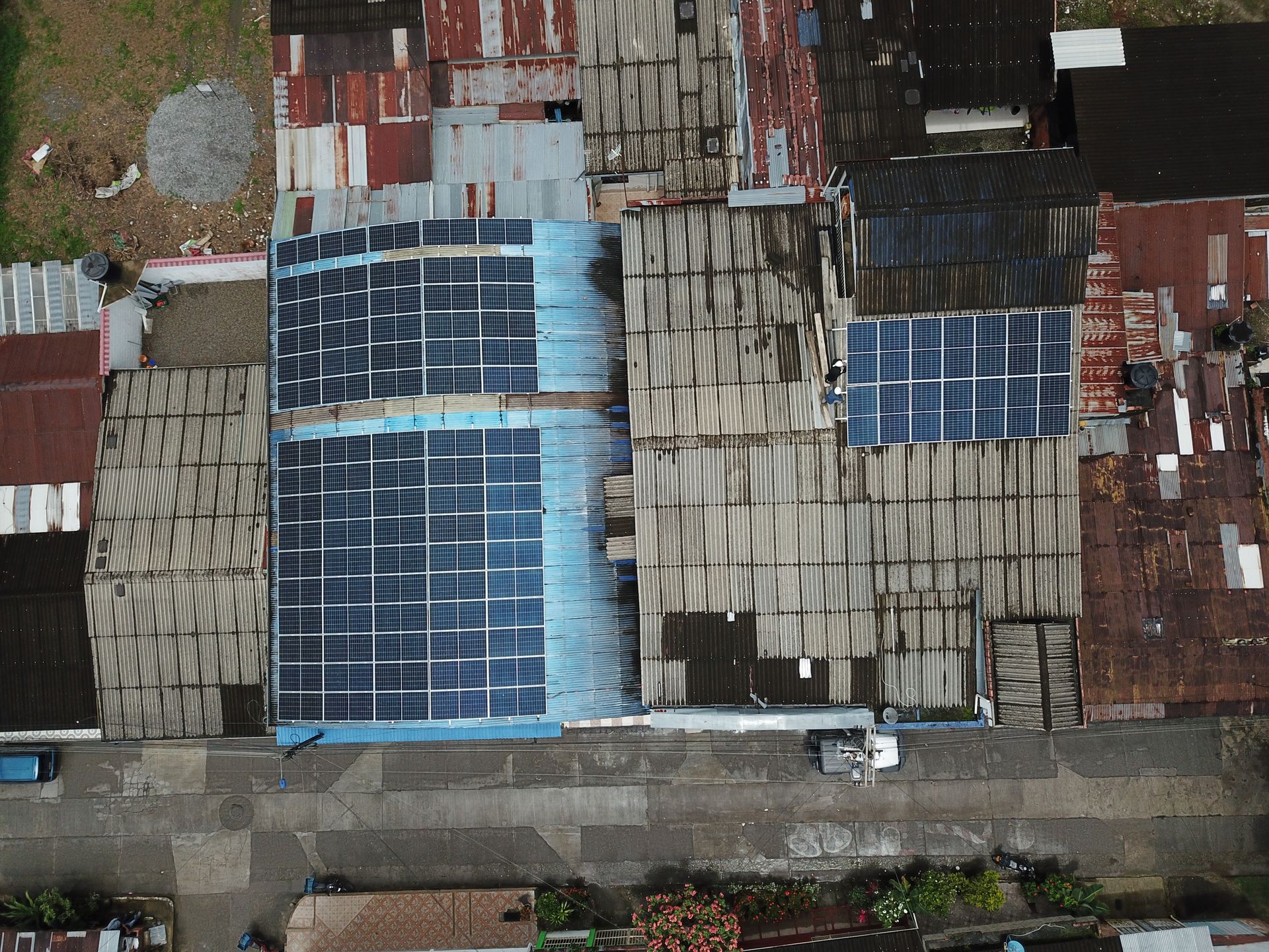 Vista aérea de un edificio con paneles solares en el techo.