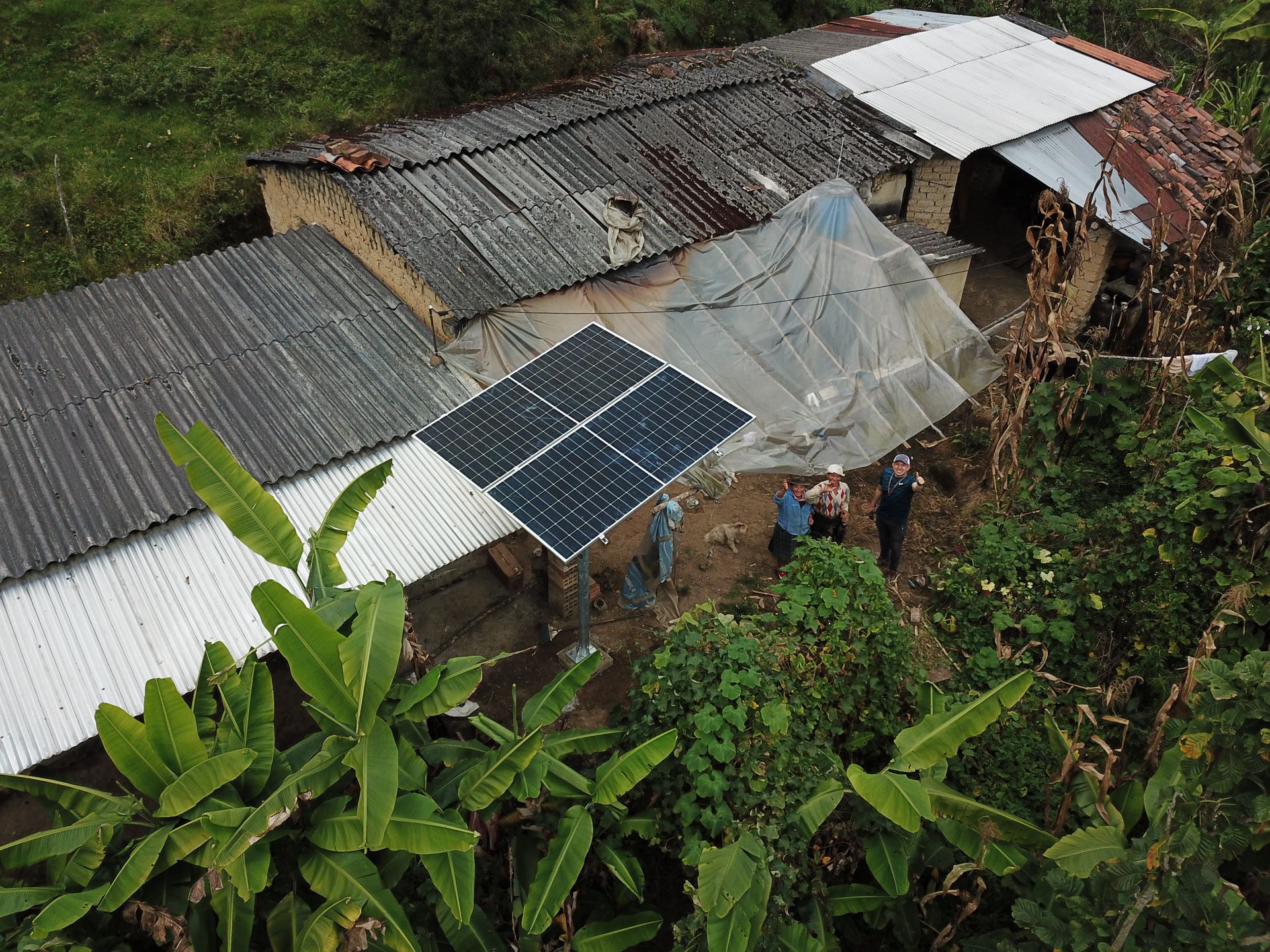 Una vista aérea de una casa con paneles solares en el techo.