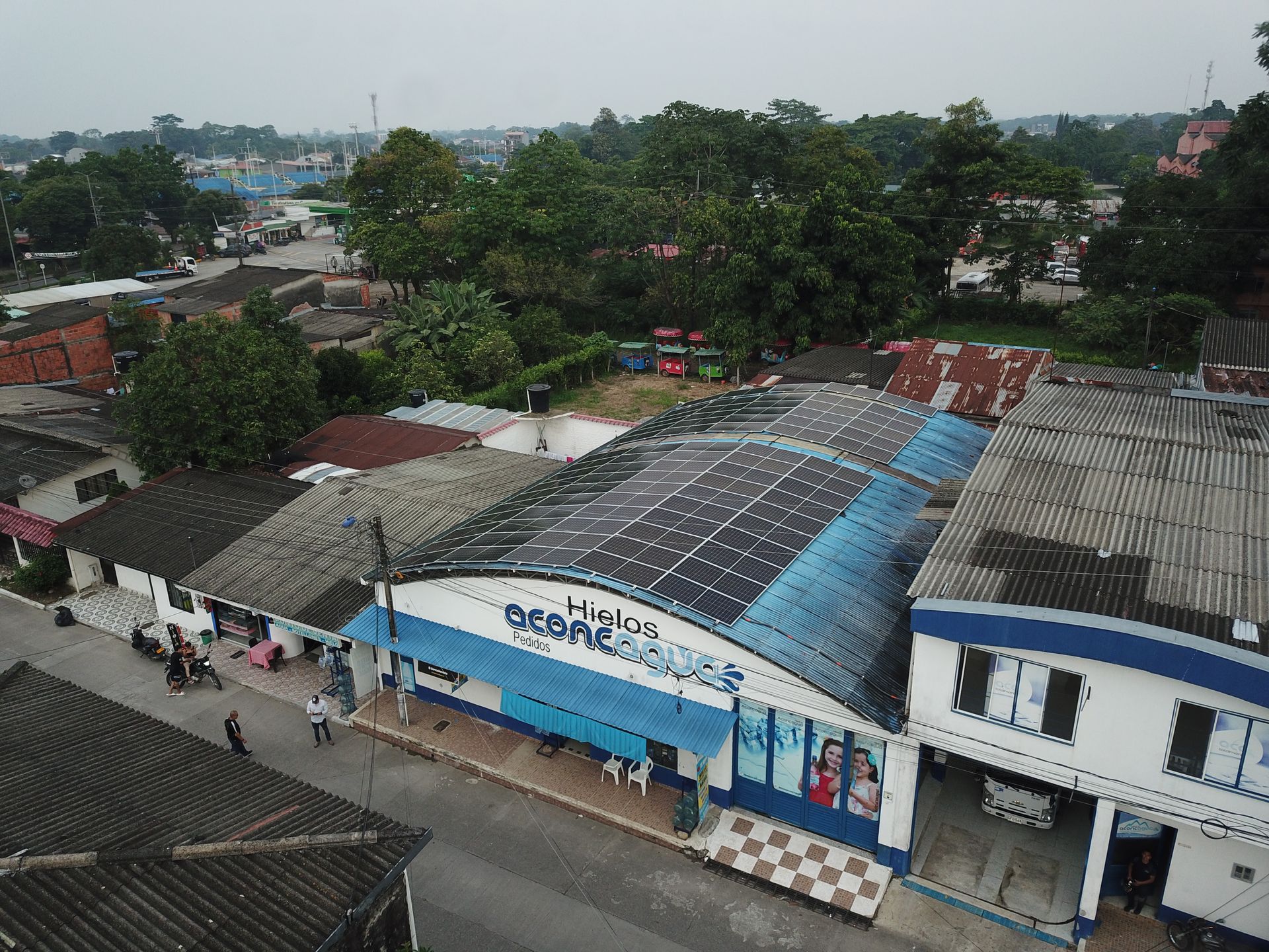 Una vista aérea de un edificio con paneles solares en el techo.