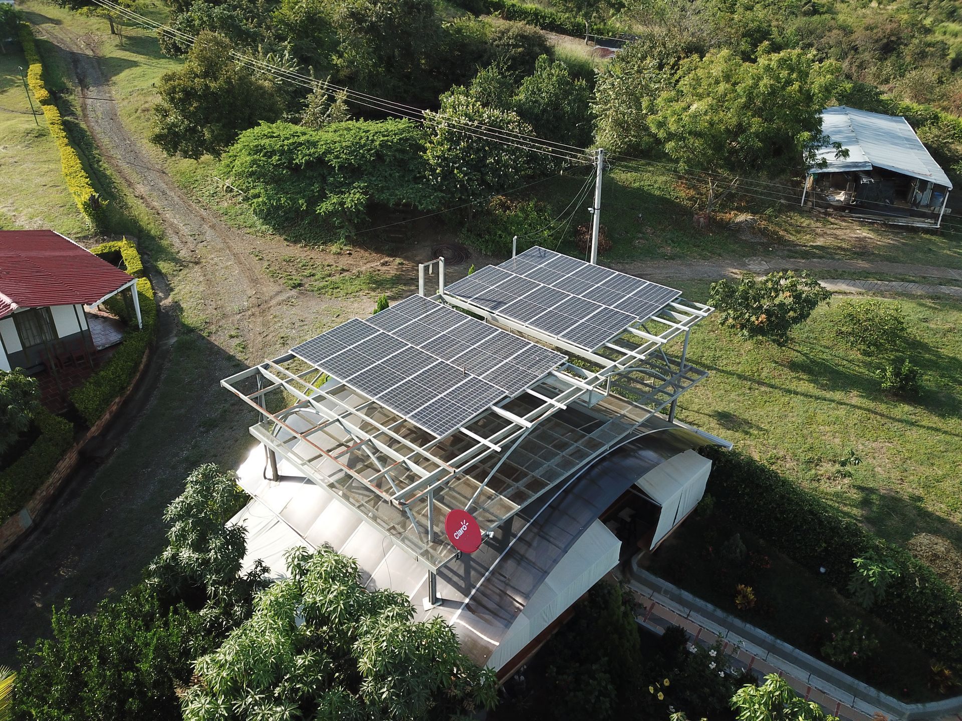 Vista aérea de una casa con paneles solares en el techo.