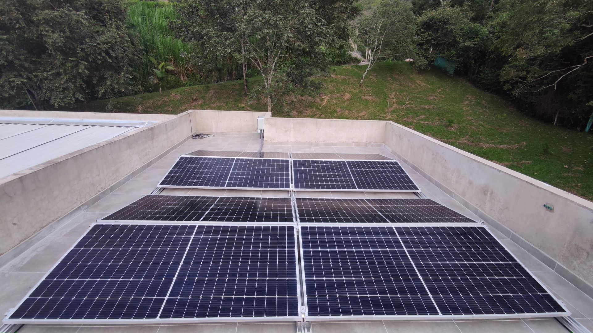 Hay muchos paneles solares en el tejado de un edificio.