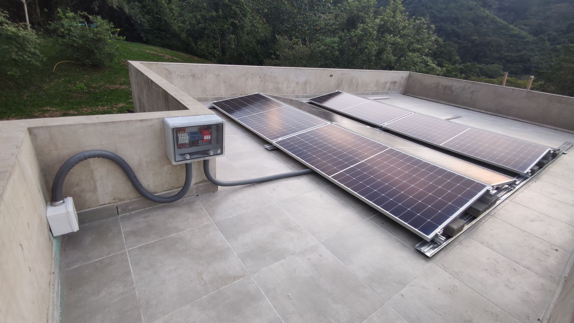 Una fila de paneles solares están colocados encima de un techo de tejas.