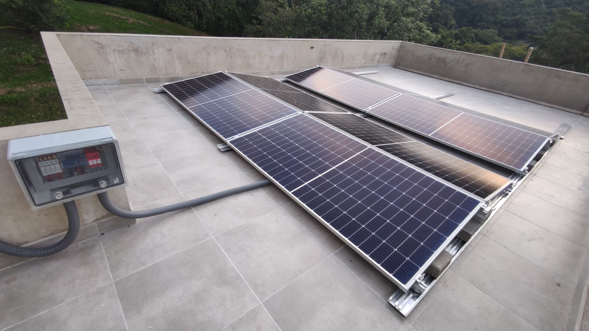 Una fila de paneles solares están colocados encima de un techo de tejas.