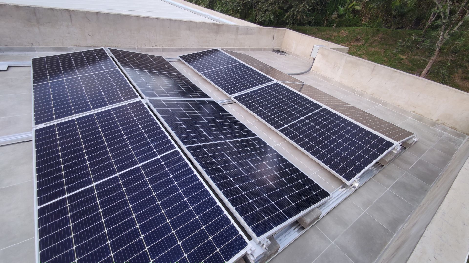 Una fila de paneles solares están colocados encima de un techo.