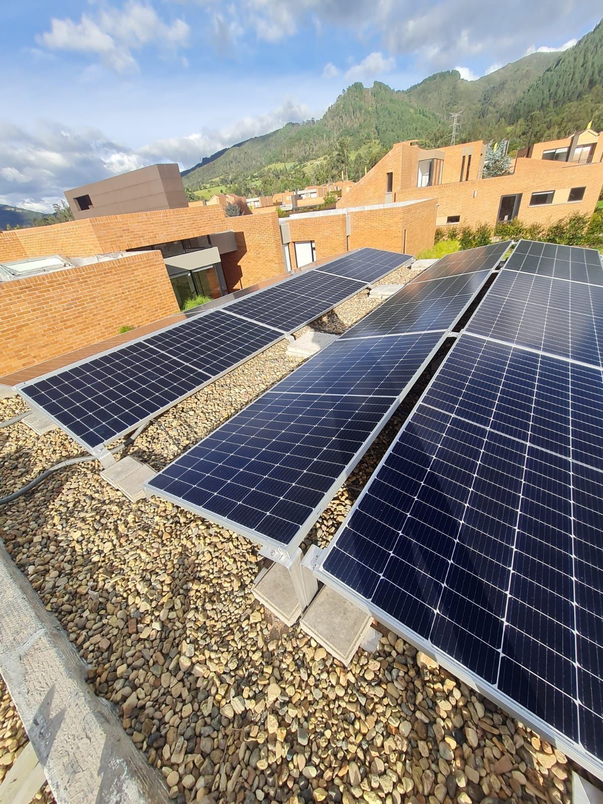 Hay muchos paneles solares en el tejado de un edificio.