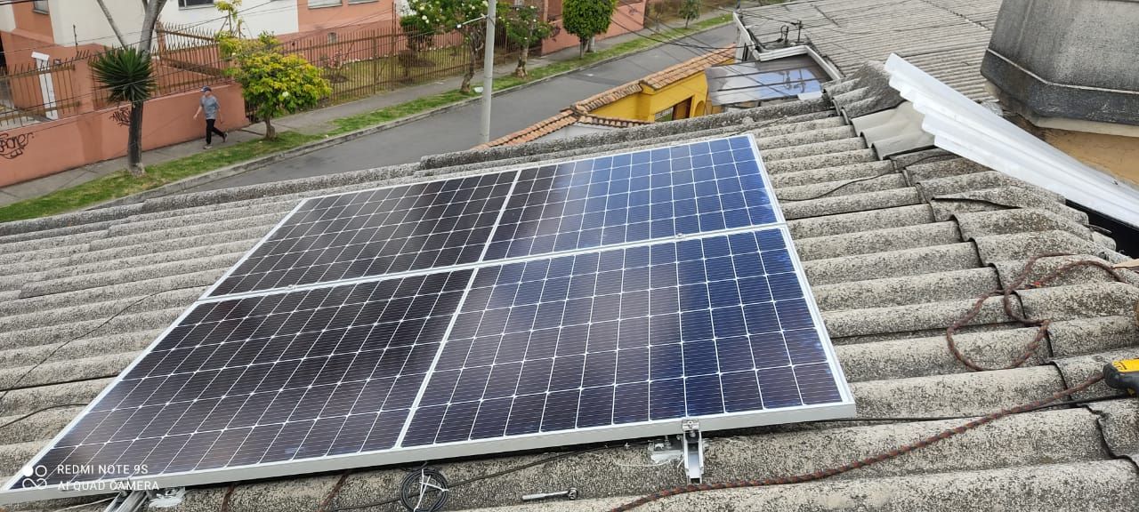 Un panel solar está situado encima de un techo.