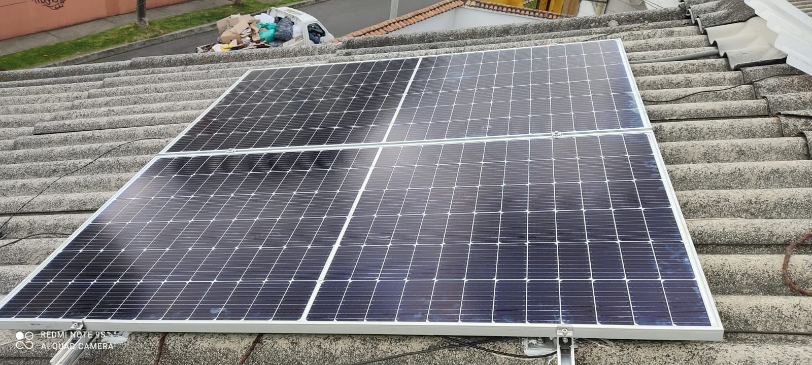 Un panel solar está situado encima de un techo.