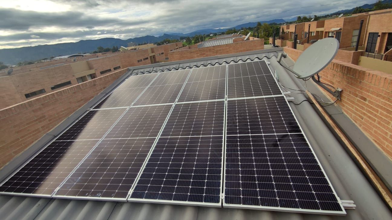 Un techo con paneles solares y una antena parabólica.