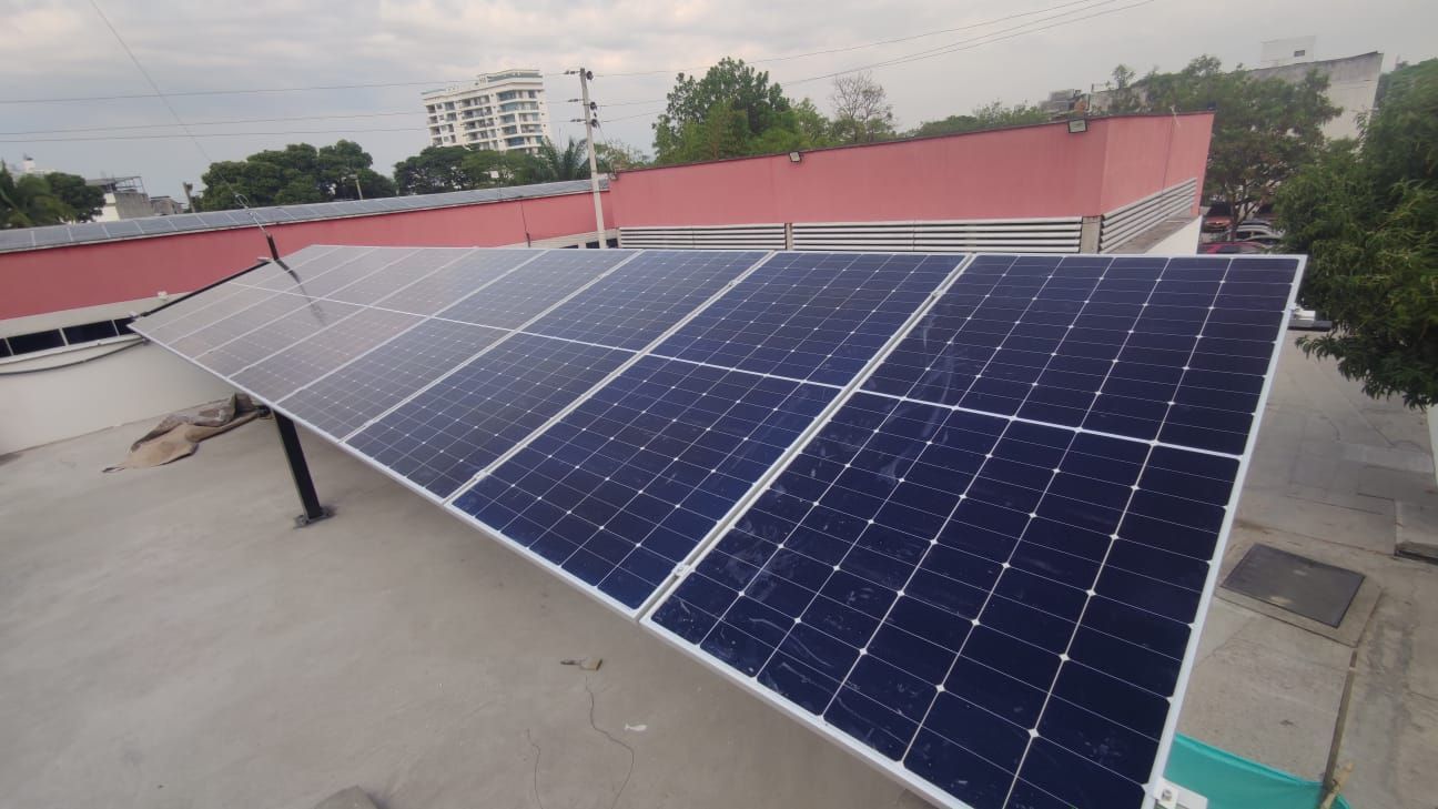 Una fila de paneles solares en el techo de un edificio.