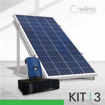 Un panel solar colocado encima de una mesa de madera.