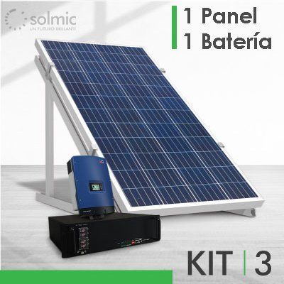 Un panel solar está sobre una mesa al lado de una batería.