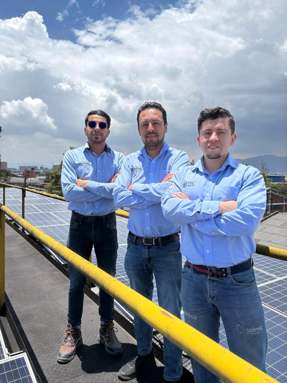 Equipo de SOLMIC especializado en energía solar fotovoltaica para hogares y empresas en Colombia.