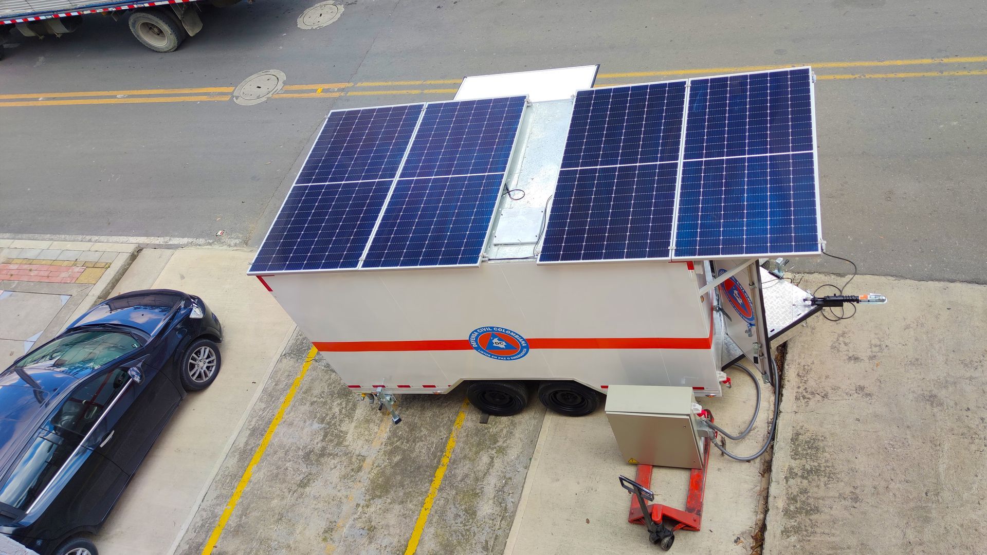 Un remolque con paneles solares en la parte superior.