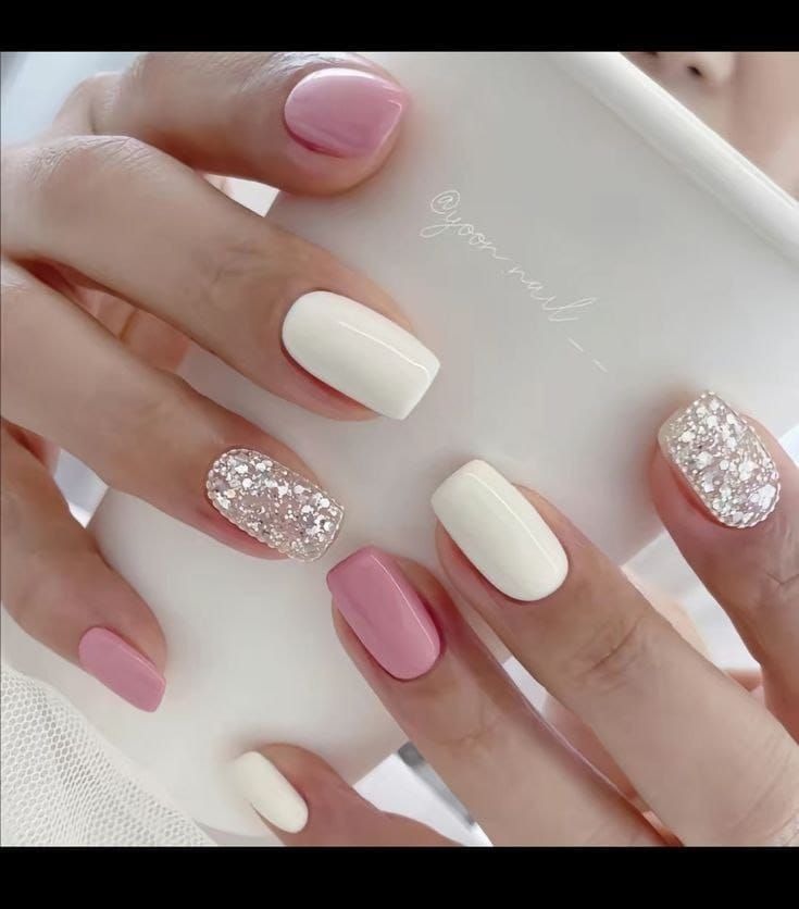 Un primer plano de las uñas de una mujer sosteniendo una taza.