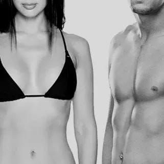 Una mujer en bikini está parada junto a un hombre sin camisa.