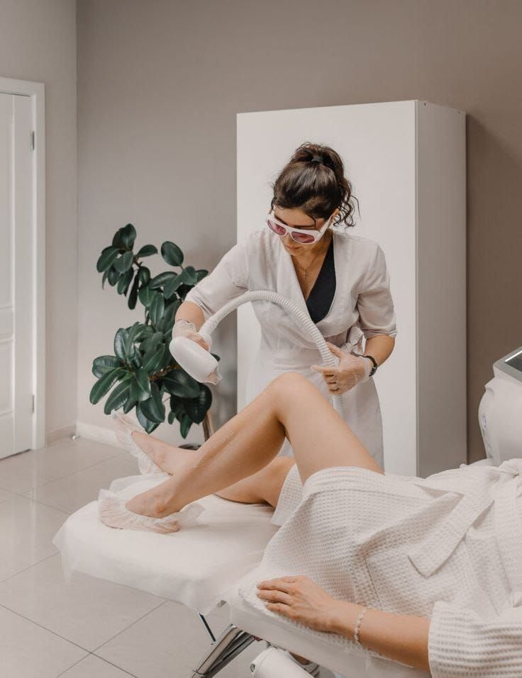 Una mujer se depila las piernas en un salón de belleza.