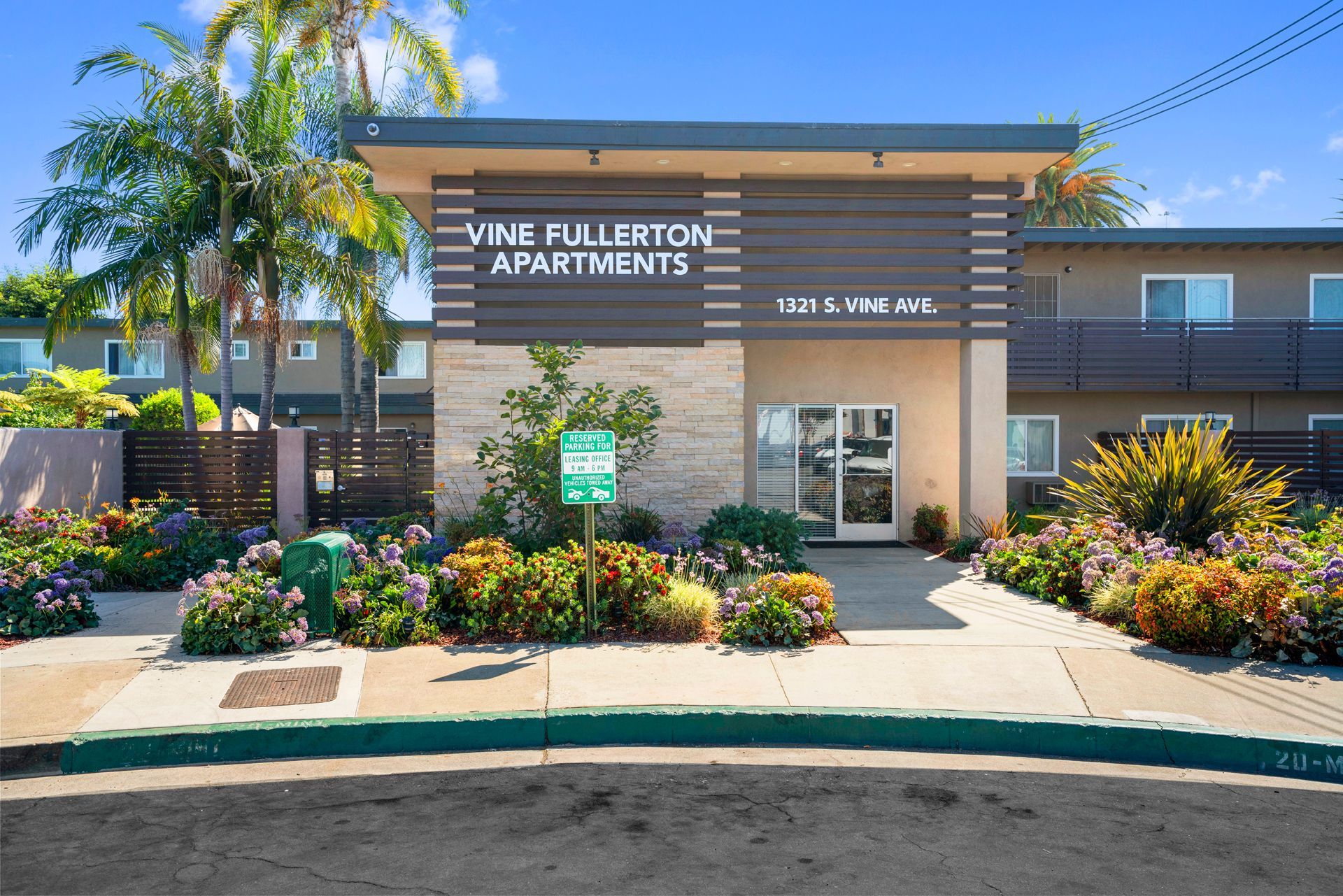 A building with a sign that says vine fullerton apartments