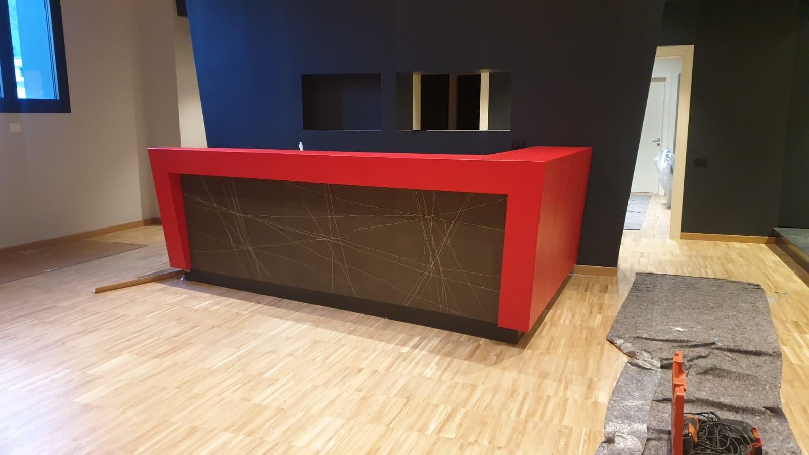 una stanza vuota con un pavimento bianco e un muro arancione