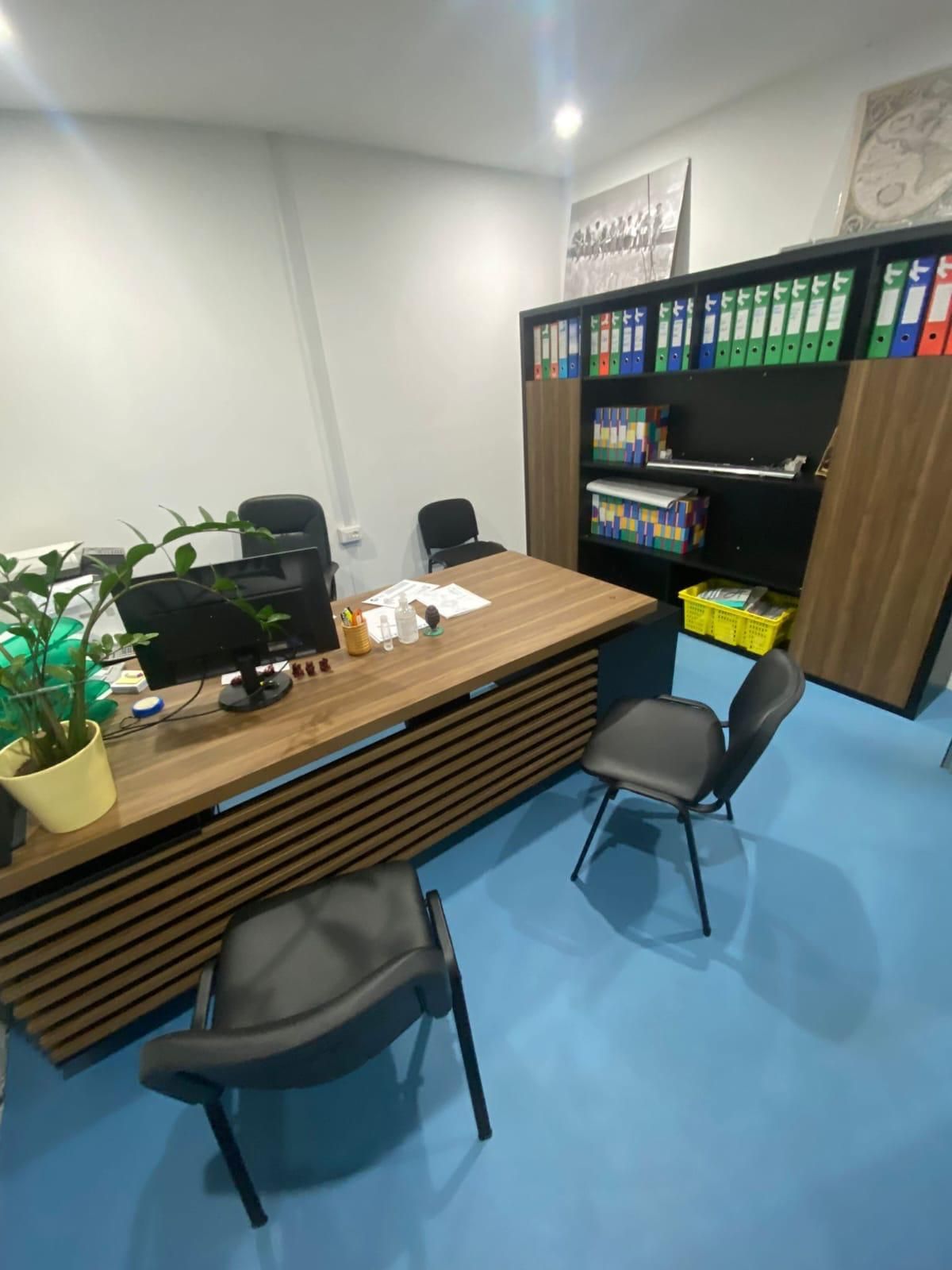 bagno con pavimentazione in resina