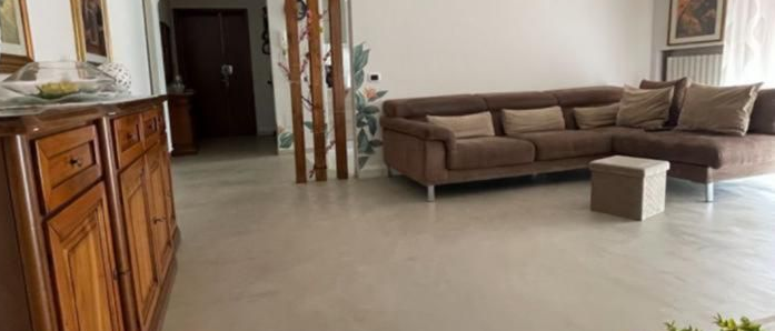 bagno con pavimento e parete in resina scura