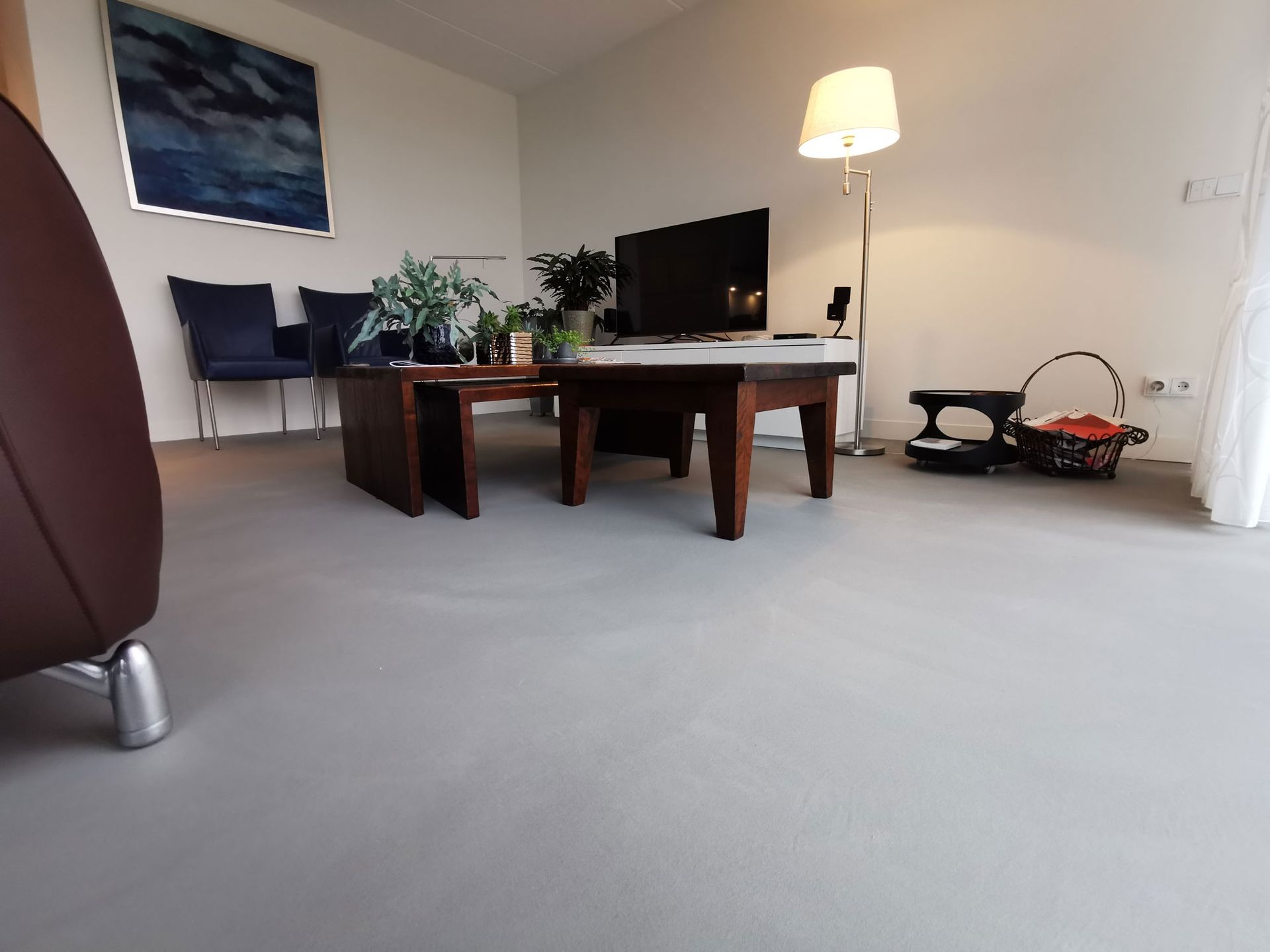 un bagno con toilette , bidet e pavimento in piastrelle - resine per pavimenti salerno